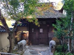 八大神社の前の野仏庵、閉門