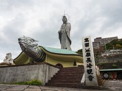 まだ昼前だったので、気になっていた福済寺と崇福寺を周りました。
福済寺は長崎駅の近くにあり、大きな観音様と亀の像が特徴的なお寺です。