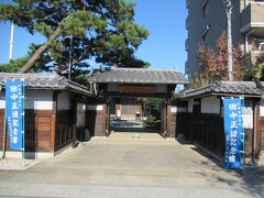 足尾鉱毒事件田中正造記念館に来ました。足尾銅山鉱毒事件で煙害や鉱毒の被害を訴え、被害民の人権を守るため天皇に直訴した田中正造の功績が展示されている記念館です。NPO法人が管理している記念館で、一般住宅のような建物内に正造の功績や鉱毒事件の歴史、事件を扱った新聞記事、正造と共に自由民権運動に参加した人物写真などがところ狭しと展示されています。