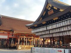 清水寺は朝7時の時点で行列ができるほどの混雑と以前新聞で読みましたがここ八坂神社はそんなことはありませんでした
ゆっくり散策できたので朝イチで来て正解です
八坂神社が国宝に指定されたのを知ったのは帰宅してからでした