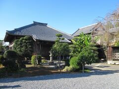 浄土宗大道寺に来ました。木造瓦屋根の本堂を墓地が囲んでいます。墓地に生田萬父祖の墓所があります。舘林藩士だった生田萬は藩政改革の意見書を出して藩を追われ、天保大飢饉に困窮した農民のために乱を起こしたが鎮圧され自刃しました。その国学者生田萬の曽祖父夫妻、祖父夫妻、両親などが眠る墓所です。生田萬に関わる数少ない遺跡だと説明板に記されています。