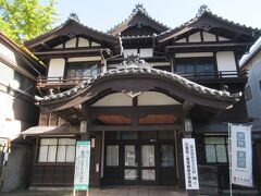 国登録有形文化財の旧二業見番組合事務所です。1938年に建てられ、芸妓置屋と料理店業を兼ねていました。唐破風の玄関、二階の3つの屋根は美しく重みがあります。2階に芸妓の稽古用の舞台と広間があるそうです。周囲の密集した建物と異なる雰囲気です。外観のみの見学ですが、美しい建物は見ごたえあります。