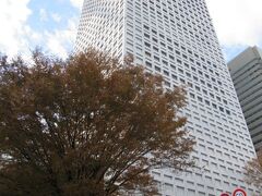 KDDI本社は飯田橋のガーデンエアタワーへ移転しましたが登記上は「KDDIビル」になっています。次はお隣の新宿モノリスへ向かいます。