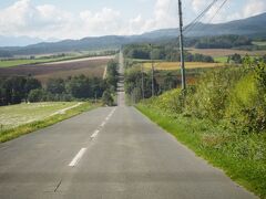 久々のジェットコースターの路

約4.5kmの真っ直ぐに伸びる道を、激しく上ったり下ったりを繰り返す一本道の「ジェットコースターの路」。絶景コースで、毎回楽しいです。ジェットコースターの路の周辺は「かみふらの八景」のひとつとして指定されているそう。