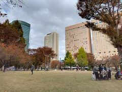 大都会にある「新宿中央公園」で憩いの場になっています。