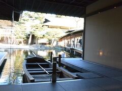 西側の建物には海外からのお客様に
舟遊びを楽しんでいただくための和船までありました。