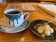 墓地を出て、cafe海咲さんで一休み。
黒島ブレンドコーヒーときな粉餅をいただきました。
コーヒーは黒島のお水を使っているそうです。苦味が強過ぎず美味しかったです。