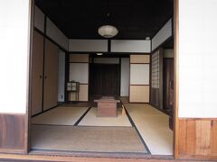 【市立伊丹ミュージアム】

「旧石橋家住宅」
日本庭園側から室内を見る事ができます。
江戸時代後期に建てられた町家で道路側は「ギフトショップ」になってます。