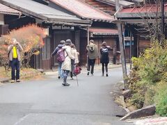下呂温泉から４５分ぐらいで長野県の妻籠にやってきました。広い駐車場５００円に駐めて、町中を散策です。