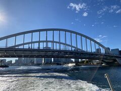 隅田川を浅草方面に上がっていきます。
こちらは最初の橋である築地大橋。