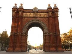 1888年に行われたバルセロナ万博の入口として建設された「バルセロナ凱旋門」から観光をスタート。