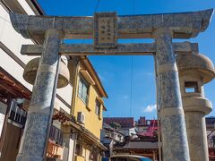 途中、宮地嶽八幡神社があったので立ち寄りました。青い模様の入った陶製の鳥居が珍しいです。