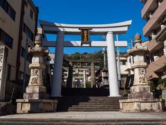 階段の写真を撮ったりしつつしているうちに、諏訪神社に着きました。諏訪神社は長崎くんちが行われる神社です。
参道がとても長い石段でちょっと絶望…。