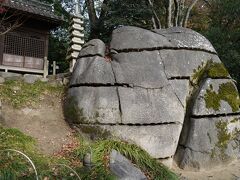 烏帽子岩といって、巨大な岩を３６個に割って運び込まれた陰陽石です。
　岩を割る際に打ち込んだ楔の跡がきれいに残っています。