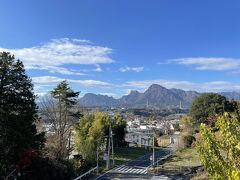 妙義山の遠景
耶馬渓と似たような山肌のようだが、市街地からあるいは市街地越しにこう見えるのは印象的だった
日本百景のひとつ