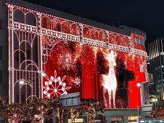 「Magical Winter Fantasy☆☆2023」
幻想的なクリスマスの世界へ誘う過去最大級のメディアファサードがある新世界百貨店本店　午後5時半になると、光が灯りはじめ本館正面全体は巨大なスクリーンに早変わり
