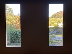足立美術館にある、茶室 寿楽庵からの庭園。生の掛け軸