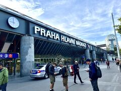 “プラハ中央駅(Praha hlavní nádraží)” に到着。
たまたまですがプラハ中央駅に乗り入れているメトロC線(Linka C)がトラブルで運行休止中。。
やむ無くトラムに乗り換え中央駅に向かいます。余裕を持ってホテルを出たつもりが大誤算でした。
とりあえず出発時間に間に合って良かったです。
ε-('ᵕ' ;)ﾎｯ

