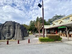 道の駅高千穂は神都高千穂大橋などが望めるロケーション

天照大神が隠れた天の岩戸の前で踊りを舞った天鈿女命（あめのうずめのみこと）

天の岩戸の大岩の扉を怪力で持ち上げた天手力男命（あめのたぢからおのみこと）

の大きな石のモニュメントがあります