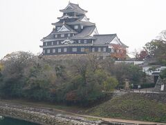 岡山城は旭川の西の丘陵地にあり、南北朝時代には石山城と呼ばれていた砦が存在した。その後金光備前の居城となったが1570年(元亀1)これを宇喜多直家が滅ぼし、城を手に入れ大改修に着手したが1581年(天正9)に志半ばで死去。これを受けた息子の秀長は豊臣政権下57万石の大名となり秀吉の全面的協力のもと1590年（天正18)新城の築城と城下町の整備を開始し城名も岡山城と改め1597年(慶長2)五重六階の望楼型天守の築造をもって一応の完成をみた。天守の外壁には外壁に黒く塗った下見板が張られて別名「烏城」といわれる。1600年(慶長5)の関ヶ原の戦い後、小早川秀秋が入り、城と城下の大改造を行ったが2年後に死去。次いで入った池田氏において整備・修築が行われ1615年(元和1)城主となった池田忠雄の代に完成をみた。明治になり天守、月見櫓、西手櫓、石山門等数棟を残し取壊されたが、天守と石山門が空襲で焼失。現在の天守は1966年（昭和41)に、不明門、廊下門とともに鉄筋コンクリート造りで外見は当時の姿で再建された