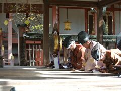 奈良時代建造の三月堂を過ぎると、手向山八幡宮で奉納が行われていました。
笙や篳篥の音が響き、厳かな雰囲気。
外人さんたちが、ことのほか神妙な顔でそれを見守っています。