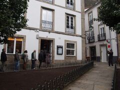 サンティアゴ・デ・コンポステーラ大学の横を通ってやって来たのは、今日の昼食レストランRestaurante San Jaimeです。