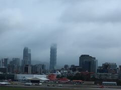 天候が曇り空でしたので、台北１０１が雲に隠れて、上方が見えませんでした・・・・