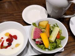 今回の宿は、ザ・ロイヤルパークホテル京都四条。

朝食つきのプランです。
サラダやヨーグルト、お茶にジュース、パンのセットに・・