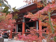 紅葉が彩りを添える「六波羅蜜寺」本堂
　