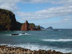 菱浦港で電動自転車を借りてまず明屋海岸に向かいました。7kmほどの道のりですが、車や歩行者も少ないのんびりとした道をサイクリングしました。最後少し坂を上って明屋海岸の駐車場へ。目の前に奇岩と青い海の素晴らしい光景が。芝生広場や展望所もあります。遊歩道を西へさらに歩いていくと灯台がありますがここからの風景は木や草が多すぎて良く見えませんでした。途中からは浸食された形が丁度ハートに見える場所もありました。