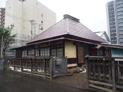 帰り道は盛岡駅まで歩く事にしました
福田パンまで最短距離を歩いたので、見そびれた「啄木新婚の家」を探します
すると街中に少し違和感のある建物を発見