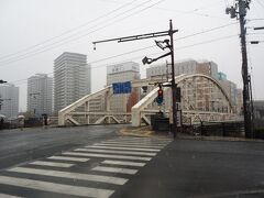 盛岡のシンボルのひとつ「開運橋」が見えてきました
美しいトラス橋にアーチが掛けられています
初代の橋は1890年に架けられ、現在は1953年に架けられた2代目だそうです