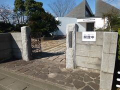 隠岐神社と隣接する後鳥羽上皇の御在所跡と道路を挟んだ反対側に後鳥羽院資料館があります。銅版瓦葺きの屋根の中央から光の入る和洋折衷の建物です。後鳥羽天皇にちなむ品々が展示されています。また奥には民具資料館もあります。