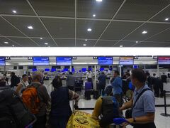 　19:50成田空港第2ターミナルに到着。ミャンマ－には現在直行便はなく、マレ－シアかタイ、ベトナム、台湾、中国などを経由しないと行けません。またLCCは安いです(ただ預け荷物があると料金はそんなに違いません)が、荷物のスル－ができないので乗り継ぎが大変です。また中国経由は料金は非常に安いのですが、乗り継ぎ時間が長い上に現在は空港から出られません。そのため比較的料金が安く、乗り継ぎ時間も丁度良いマレ－シア航空を選びました。　
　ただ東南アジアル－トは、チェックイン時に荷物の重量オーバ－のトラブルが多く、チェックインに時間がかかるため少し早めのチェックインが必要です。　今回はそんなに混んではいなかったのですが、チェックインまでやはり35分かかりました。