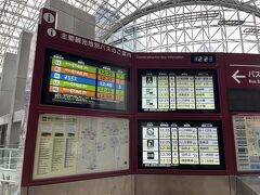 そんなこんなで金沢に到着です。駅前のバスの行き先は観光客を迷わせたくないという意気込みを感じました。
