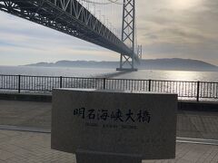 明石海峡大橋を下から望みます。