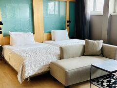 ウィーン西駅のビジネスホテルから地下鉄でウィーン中心部のリンク沿いにある高級ホテルへ。
ル・メリディアン
こちらも11時ごろにチェックイン出来ました。
マリオットのポイント利用で２泊。
このポイントが無ければウィーン旅行は高額過ぎて無理だったでしょう。

昨日までの狭いビジネスホテルから打って変わって一人には十分すぎる広いお部屋で快適。
只、USB充電ポートが部屋無く非常に焦りました。テレビの後ろのUSB差込口から無事充電出来てよかったです。

ウィーンのホテルは三星程度のランクだと部屋に電気ポットや冷蔵庫が無くてちょっと不便な所が多いです（特に新しめのホテル）