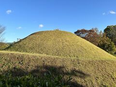 復元したものとの事ですが、資料館のすぐ近くにある高松塚古墳。