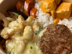 スーパーで節約晩御飯のはずが、、、
量り売りのホットミールコーナーでEUR8.62、、、
日本のデパ地下でお惣菜買うぐらいの値段でしょうか。
外食するよりは節約できますが、それでも高い、、
美味しかったです。。

スーパーで円安でも日本で買うより安いもの
ヨーグルト　EUR0.45
瓶ビール  EUR1.19