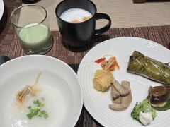 ホテルの朝食　今日も朝食でお腹いっぱいにすると、次が食べられないのでぐっと我慢