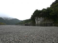 水辺の駅あいの里仁淀川に到着、五色石を拾いながら河畔を散策