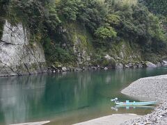 小雨交じりの天気ながら、この青さ！