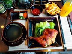 Honey Roasted chicken(セット) 120,000d

相方がスチームなのでローストでこちらも旨いですよー
野菜は青梗菜で味が濃くて美味しい

メニューをよく読んでいなかったのかもですが
おかわり自由の鶏出汁スープがついてきます
これだけでもご飯いけます