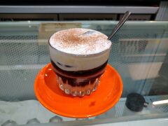 Salted Coffee 45,000d

4年前はなかったですね
カフェスアダーの上に塩入りホイップクリームを
乗せたものです

思いのほか美味しくて今回の旅でハマりました