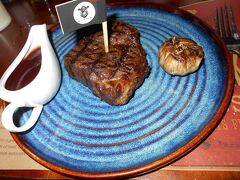 Steak Fillet Black Angus(250g) 690,000d
BBQ Sauce 50,000d

付け合わせのニンニクのグリルは
食べる気起こらなかったですねぇ

ミディアムレアで注文
フィレはとっても美味しかった！
これはお勧めです