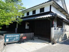 大原美術館、倉敷絹織（現（株）クラレ）の創設者 大原孫三郎、大原家代々が暮らした家。国の重要文化財。邸内は表からは想像できない景色。石畳に連なる倉群、静寂の日本庭園等々、落ち着いた雰囲気の中で、「倉敷の中の倉敷」を堪能できます