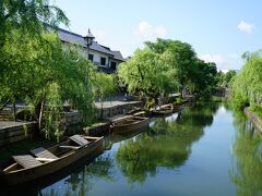 倉敷川沿いの風景。白壁となまこ壁、瓦屋根。掘割りの水面と柳並木。倉敷ならではの町並みです。

