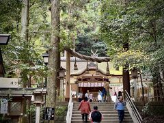 腹ごしらえも出来たので、いざ登拝。

三輪山登拝口は大神神社の摂社（別宮）にあたる 狭井神社 にある。