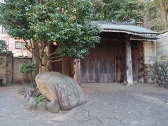 更に、その向かいには由緒ありげな建物が…。旧磯野家住宅です。
こちらは実業家の磯野敬が明治末期から大正初期にかけて建てた近代和風邸宅です。主屋の屋根と外壁に銅板が張り巡らされていることから、別名「銅(あかがね)御殿」とも呼ばれているそうです。現在は大谷美術館が管理していて、年に数日しか公開していないようです。(事前予約制みたいです)