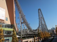 お隣の東京ドームシティの恐ろし気なレールも見えます。